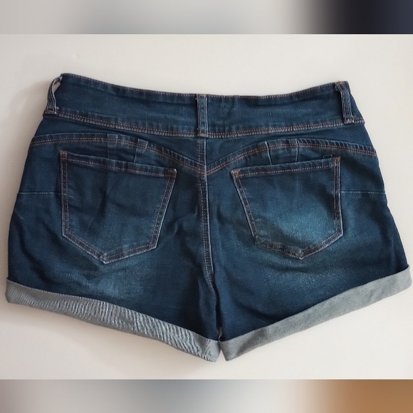 3 Button Shellback Shorts - Picture 2 of 5